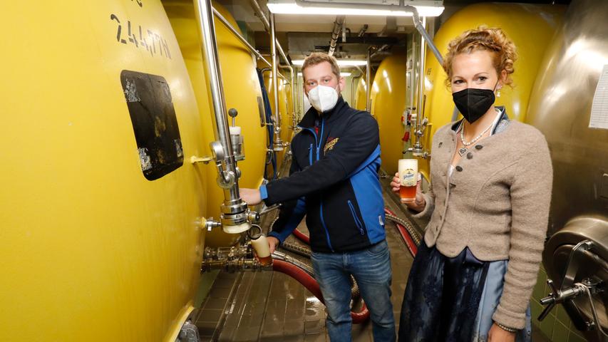 Thronanwärterin Sarah Jäger mit Glossner-Braumeister Peter Ohnhaus bei der Bierprobe im Lagerkeller.
Thronanwärterin Sarah Jäger mit Glossner-Braumeister Peter Ohnhaus bei der Bierprobe im Lagerkeller.