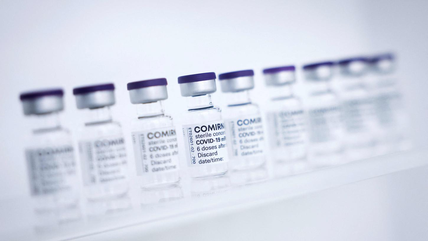 Der angekündigte EU-Vertrag zum Kauf von bis zu 1,8 Milliarden weiteren Dosen des Corona-Impfstoffs von Biontech/Pfizer ist unter Dach und Fach.
Der angekündigte EU-Vertrag zum Kauf von bis zu 1,8 Milliarden weiteren Dosen des Corona-Impfstoffs von Biontech/Pfizer ist unter Dach und Fach.