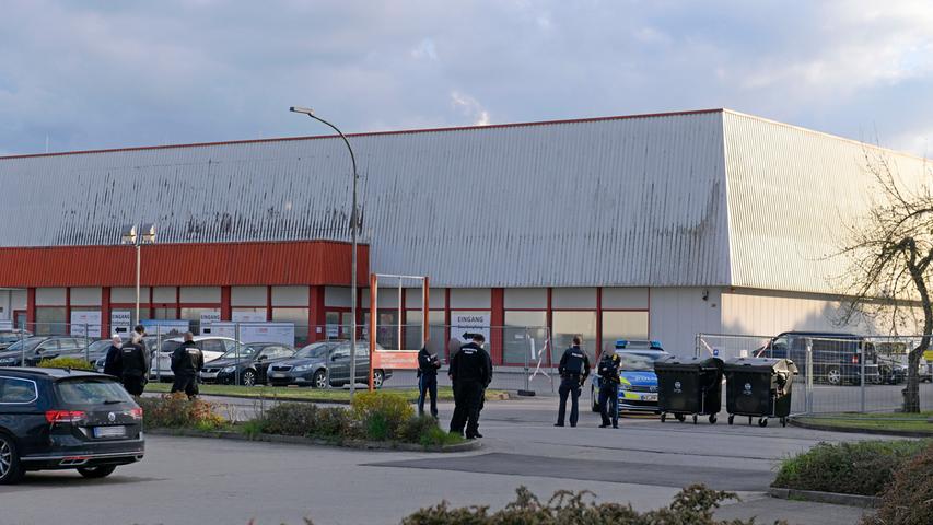 Eine Bombendrohung im Impfzentrum Bad Wörishofen am 7. Mai 2021: Die Polizei musste weiträumig absperren, das Impfzentrum wurde vollständig geräumt. Eine Bombendrohung im Impfzentrum Bad Wörishofen am 7. Mai 2021: Die Polizei musste weiträumig absperren, das Impfzentrum wurde vollständig geräumt.