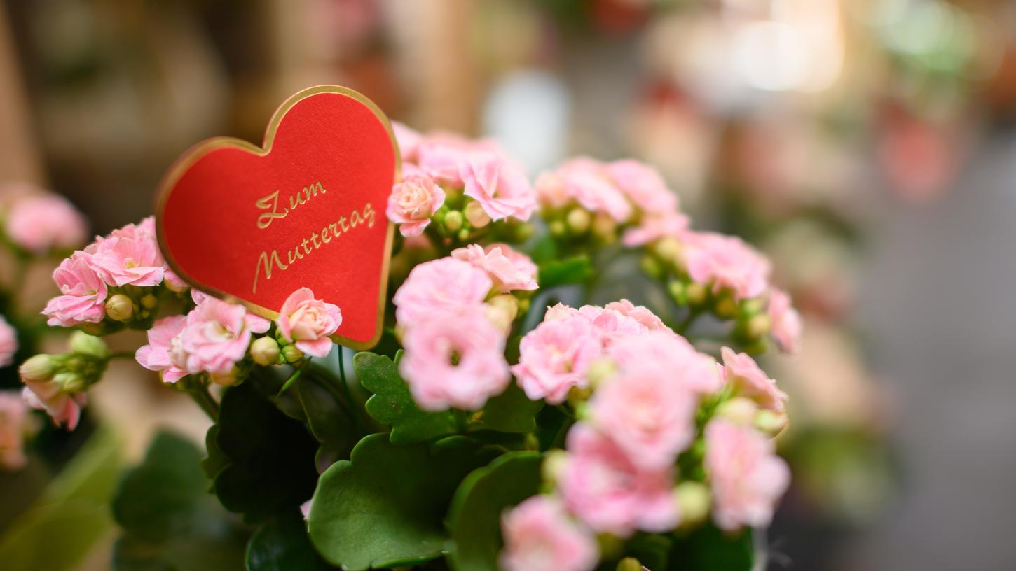 Blumen und Herzchen sind ein beliebtes Geschenk zum Muttertag.