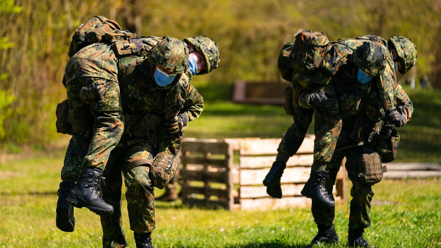 Heimatschutz-Soldaten üben in Volkach die Bergung verletzter Kameradinnen und Kameraden. Viele von ihnen sind für den Freiwilligen Wehrdienst im Heimatschutz angetreten. Heimatschutz-Soldaten üben in Volkach die Bergung verletzter Kameradinnen und Kameraden. Viele von ihnen sind für den Freiwilligen Wehrdienst im Heimatschutz angetreten.