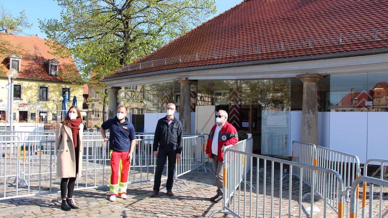 Oberbürgermeister Uwe Kirschstein eröffnete zusammen mit Citymanagerin Elena Büttner sowie Lukas Hänsch vom ASB und Raimund Schulik vom BRK die neue Teststation in der Alten Wache. Oberbürgermeister Uwe Kirschstein eröffnete zusammen mit Citymanagerin Elena Büttner sowie Lukas Hänsch vom ASB und Raimund Schulik vom BRK die neue Teststation in der Alten Wache.