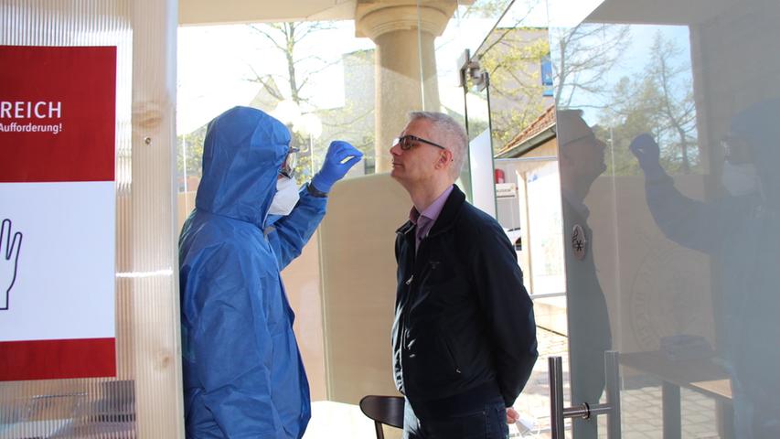Oberbürgermeister Uwe Kirschstein war einer der ersten, die sich in der neuen Schnellteststation in der Alten Wache testen ließen. Oberbürgermeister Uwe Kirschstein war einer der ersten, die sich in der neuen Schnellteststation in der Alten Wache testen ließen.