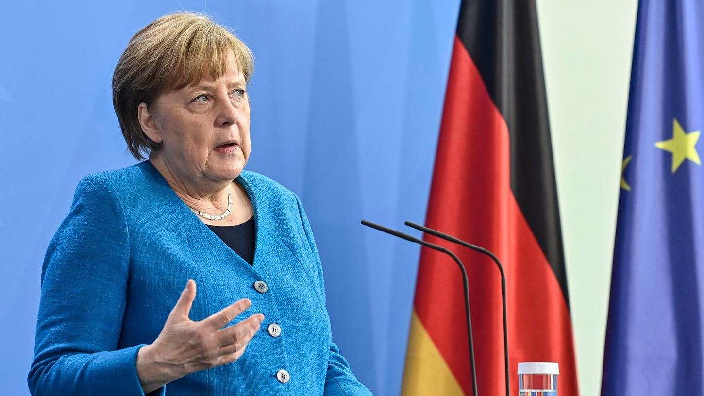 Bundeskanzlerin Merkel wird wohl nicht Präsidentin des Deutschen-Fußball-Bundes. Dies hatte Bastian Schweinsteiger bei der Suche nach einer neuen Führungspersönlichkeit nicht ganz ernst gemeint vorgeschlagen.