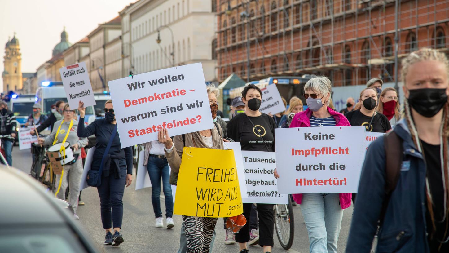 Auch in München demonstrierten am Wochenende zirka 50 Menschen gegen die Corona-Maßnahmen.