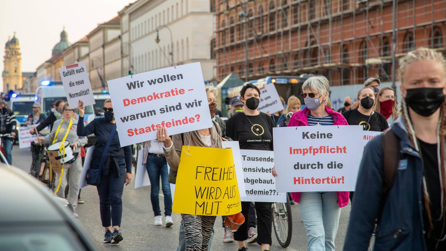 Auch in München demonstrierten am Wochenende zirka 50 Menschen gegen die Corona-Maßnahmen.
Auch in München demonstrierten am Wochenende zirka 50 Menschen gegen die Corona-Maßnahmen.