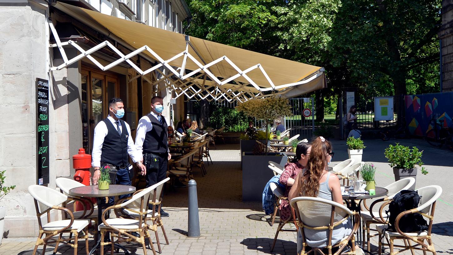 Ab Montag soll in Erlangen die Außengastronomie wieder öffnen. Dann ist ein Kaffee unterm Sonnenschirm wie auf diesem Archivbild aus dem Jahr 2020 wieder möglich. Wenngleich unter gewissen Auflagen. Ab Montag soll in Erlangen die Außengastronomie wieder öffnen. Dann ist ein Kaffee unterm Sonnenschirm wie auf diesem Archivbild aus dem Jahr 2020 wieder möglich. Wenngleich unter gewissen Auflagen.