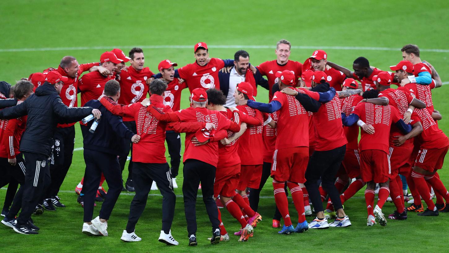 Die Meisterschaft stand schon vorher fest, nach dem 6:0 gegen Gladbach konnten die Bayern dann aber so richtig feiern.
Die Meisterschaft stand schon vorher fest, nach dem 6:0 gegen Gladbach konnten die Bayern dann aber so richtig feiern.