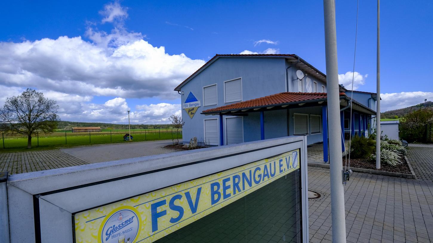 Bis zum ersten Lockdown im Frühjahr 2020 war das Sportheim des FSV Berngau pächtergeführt. Seitdem hat der Verein keinen Nachfolger gefunden.
Bis zum ersten Lockdown im Frühjahr 2020 war das Sportheim des FSV Berngau pächtergeführt. Seitdem hat der Verein keinen Nachfolger gefunden.