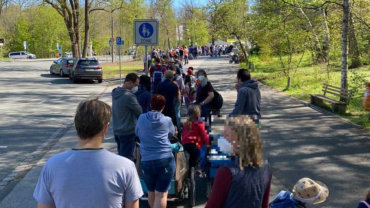Lange Schlangen vor dem Einlass am Tiergarten - trotzdem ging es zügig voran. Lange Schlangen vor dem Einlass am Tiergarten - trotzdem ging es zügig voran.