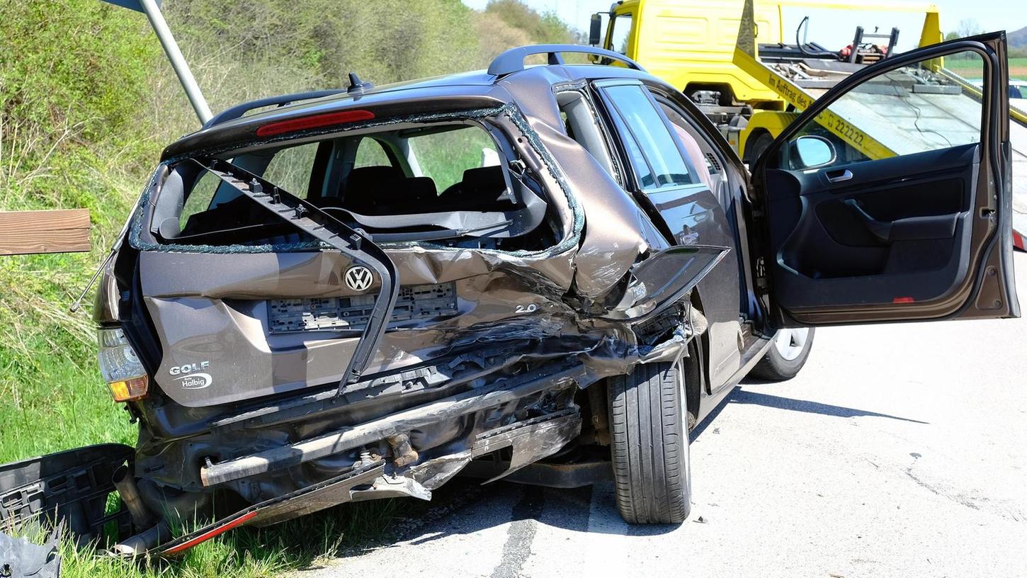 Massiv in Mitleidenschaft gezogen wurde der Wagen der Familie aus dem Landkreis Ansbach bei dem Unfall. Drei Personen mussten isn Krankenhaus gebracht werden.