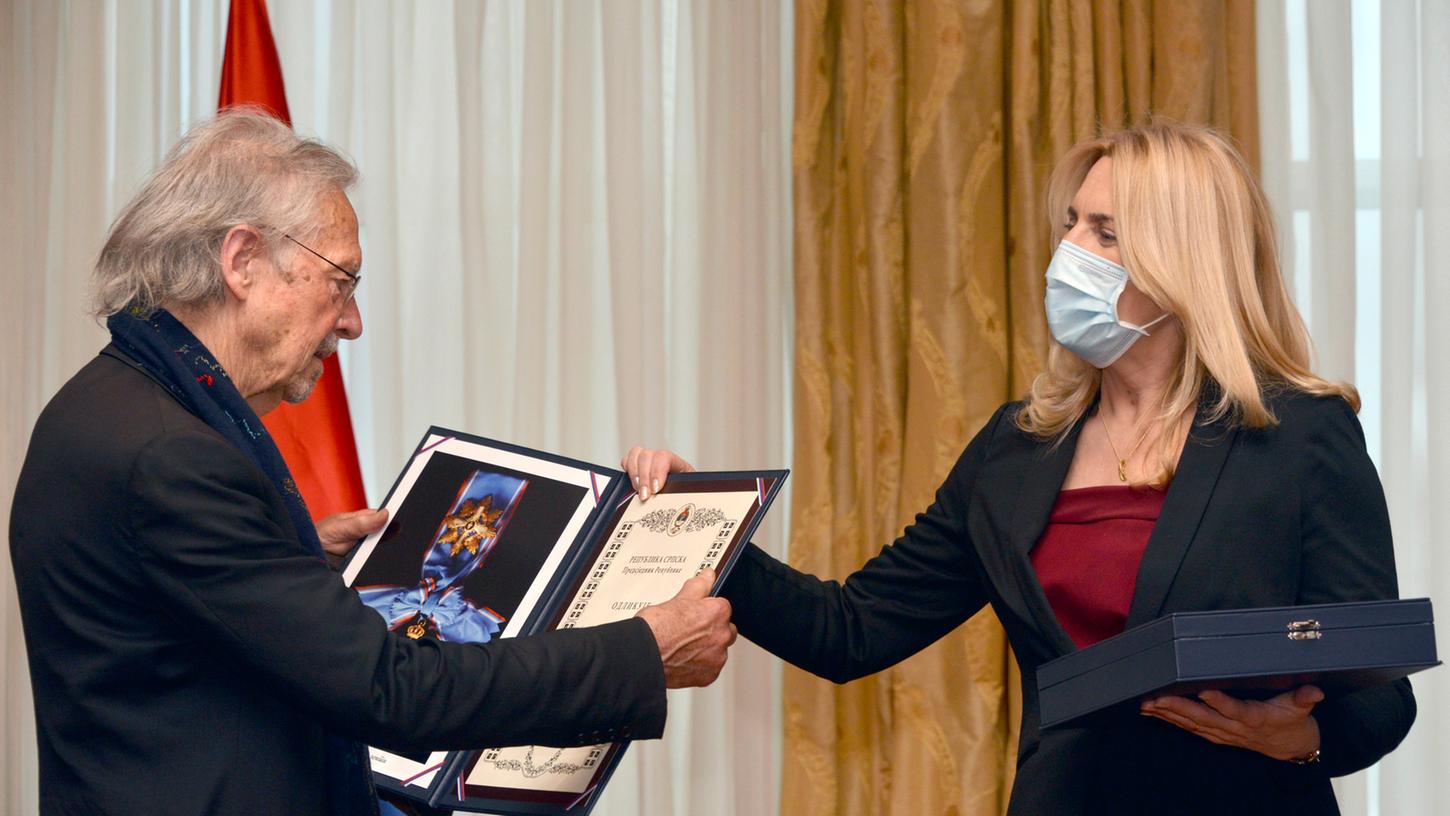 Der österreichische Autor Peter Handke erhält in Banja Luka, Bosnien-Herzegowina, den Orden der Republik Srpska von der Präsidentin der Republik, Zeljka Cvijanovic.