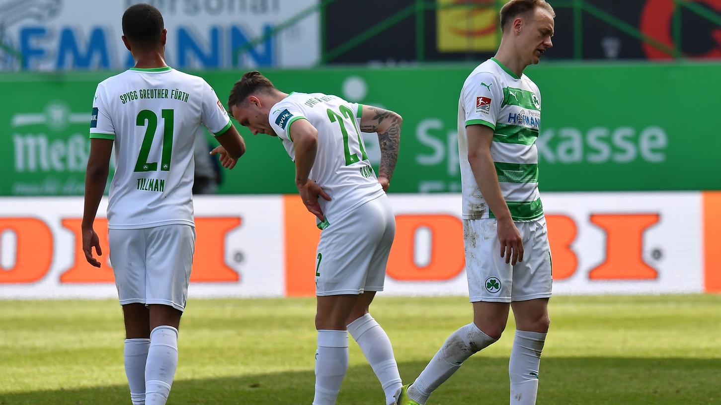 Geknickt: Timothy Tillman, David Raum und Havard Nielsen holten mir Fürth gegen Karlsruhe einen Punkt, konnten damit aber nicht zufrieden sein.
Geknickt: Timothy Tillman, David Raum und Havard Nielsen holten mir Fürth gegen Karlsruhe einen Punkt, konnten damit aber nicht zufrieden sein.