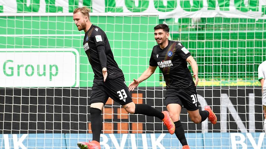 Unnötig: Philipp Hofmann (links) und Malik Batmaz konnten Karlsruhes 1:0 feiern, weil Fürth nicht konsequent verteidigte.