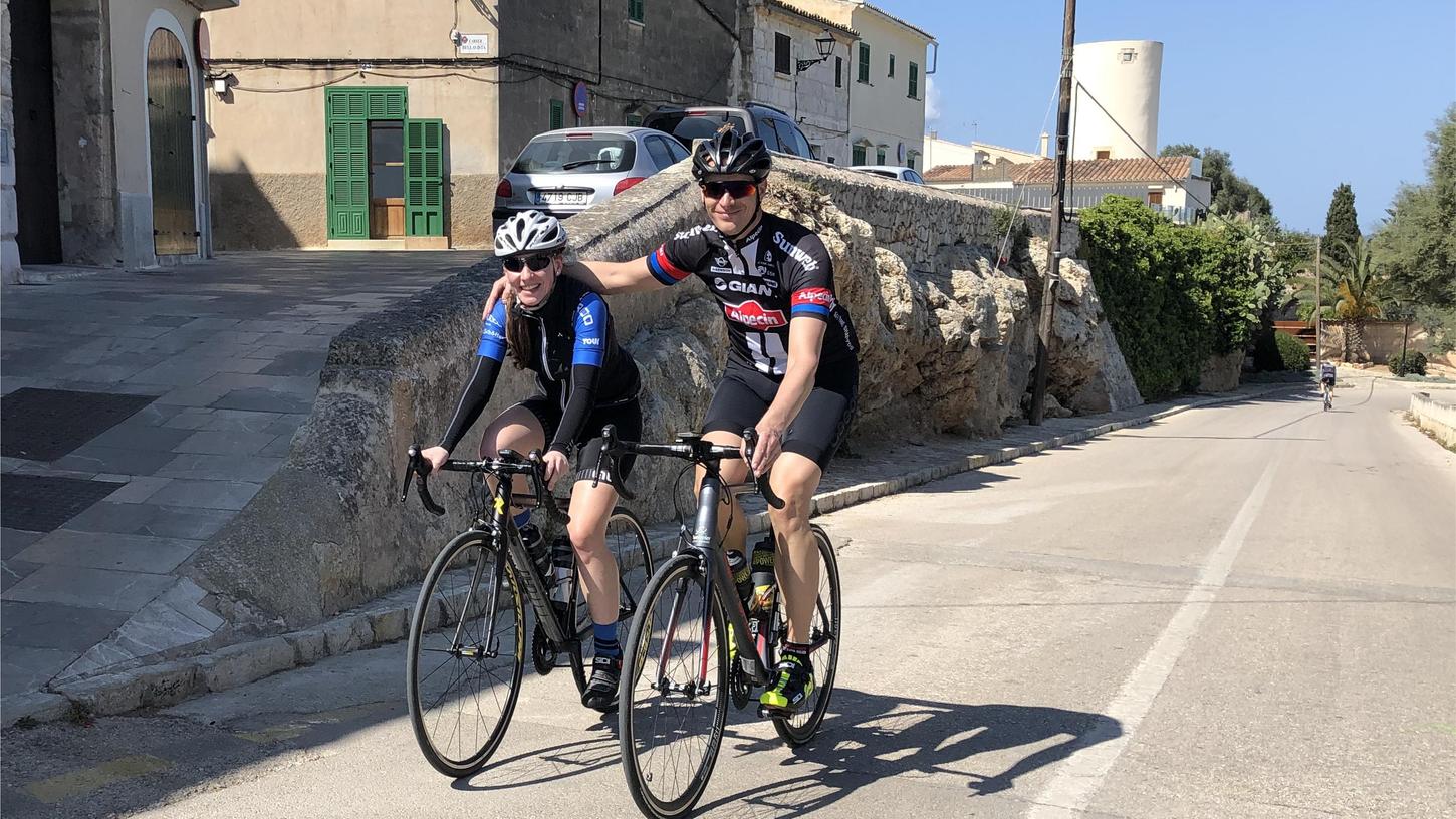 Jörg Saatmann (re.) und Jennifer Meyerhoff sind nicht nur auf Facebook „fränkische Bergziegen“, sondern auch in Muro auf Mallorca, wo sie zuletzt 2019 ihr Trainingslager abhielten.
Jörg Saatmann (re.) und Jennifer Meyerhoff sind nicht nur auf Facebook „fränkische Bergziegen“, sondern auch in Muro auf Mallorca, wo sie zuletzt 2019 ihr Trainingslager abhielten.