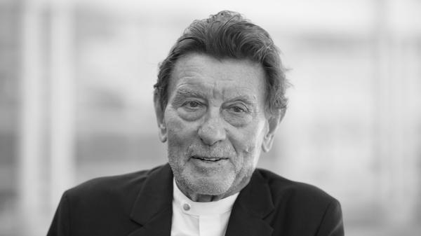 Helmut Jahn, berühmter Architekt von Bauwerken wie dem Sony Center in Berlin und dem Messeturm in Frankfurt, ist tot. Er starb am Samstag bei einem Fahrradunfall in Campton Hills, einem Vorort im Westen von Chicago im US-Bundesstaat Illinois.