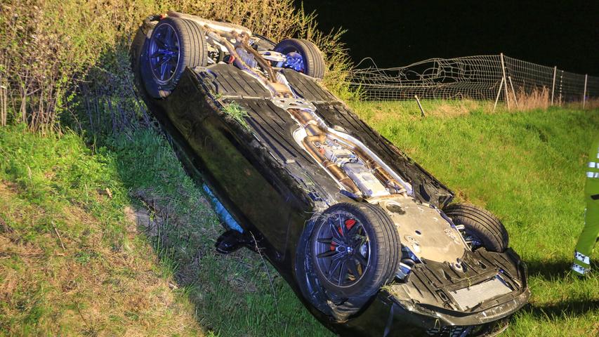 Abflug mit Schutzengel: BMW überschlägt sich auf A73 - Fahrer nur leicht verletzt