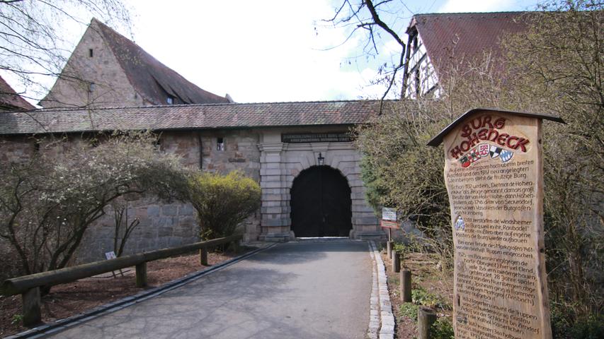 Die Tore sind für Besucher verschlossen, in der Burg, die seit 1953 der Stadt Nürnberg gehört, ist eine Jugendbildungsstätte.