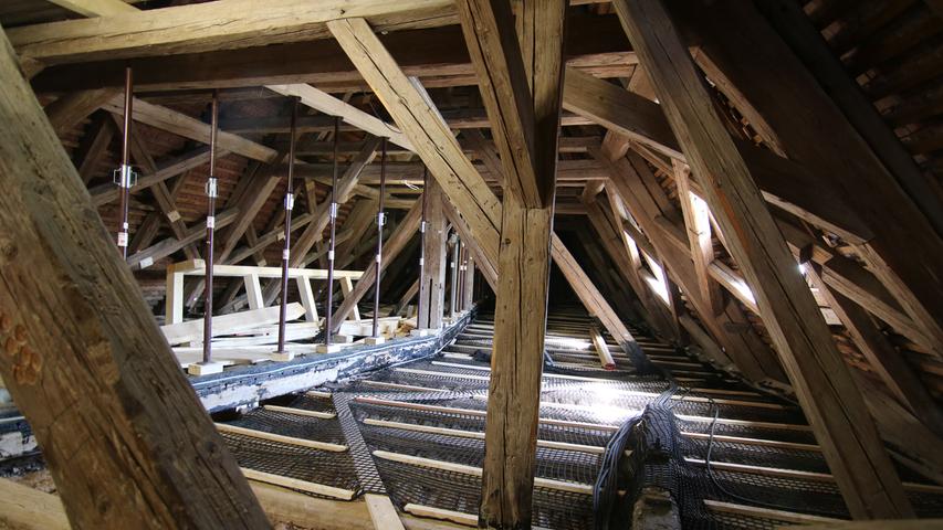 Aus dem Dachboden wurde Dämmwolle, Sand, Estrich und weiteres Material hinausbefördert.