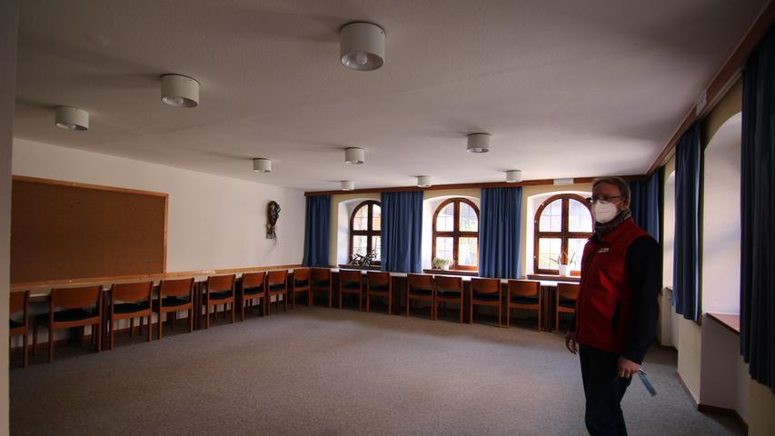... und weitere kleinere Seminarräume, wie Jugendbildungsstättenleiter Simon Haagen zeigt.