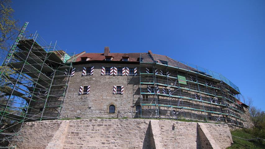 Derzeit wird die Burgmauer jedoch saniert, die Steine ausgebessert und die Fensterläden wurden gestrichen.