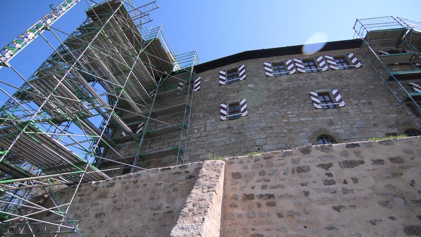 Dieser Gerüstturm geht zur Dachgaube, die ins Dach über dem Rittersaal führt.