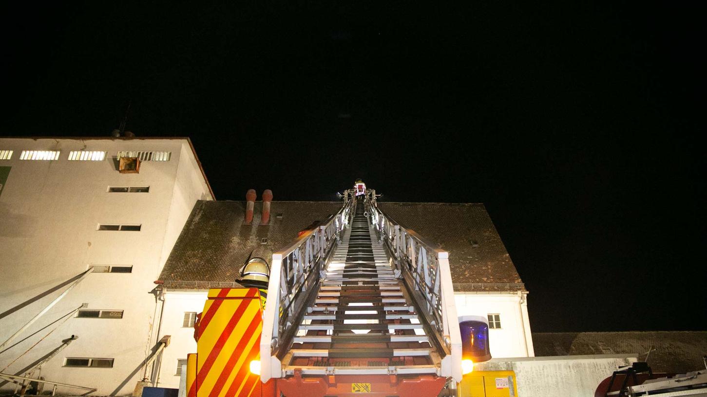 n den späten Abendstunden des Mittwochs teilte ein Anwohner über Notruf eine verdächtige Gestalt auf dem ehemaligen Silo der BayWa in der Ingolstädter Straße in Neumarkt mit. Ein Großeinsatz der Polizei mit fünf Streifen, Hundeführer sowie der Unterstützung durch die Feuerwehr  mit fünf Fahrzeugen brachte Gewissheit.