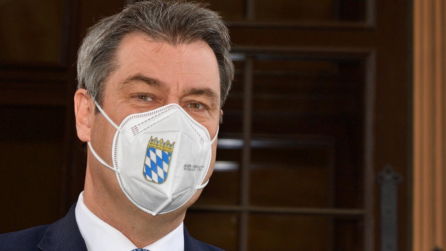 CSU-Chef Söder kündigte am Donnerstag an, dass die Pflicht zum Tragen von FFP2-Masken in Bayern schon bald fallen könnte. Dafür sollen medizinische Masken gleichgestellt werden.