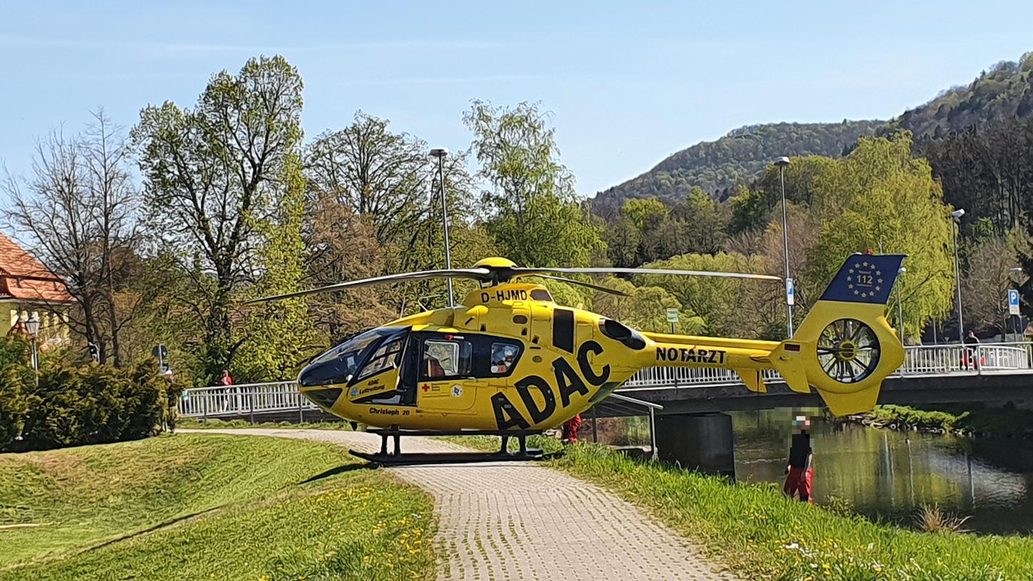 Ebermannstadt: Rettungshubschrauber landet auf schmalem Fußweg