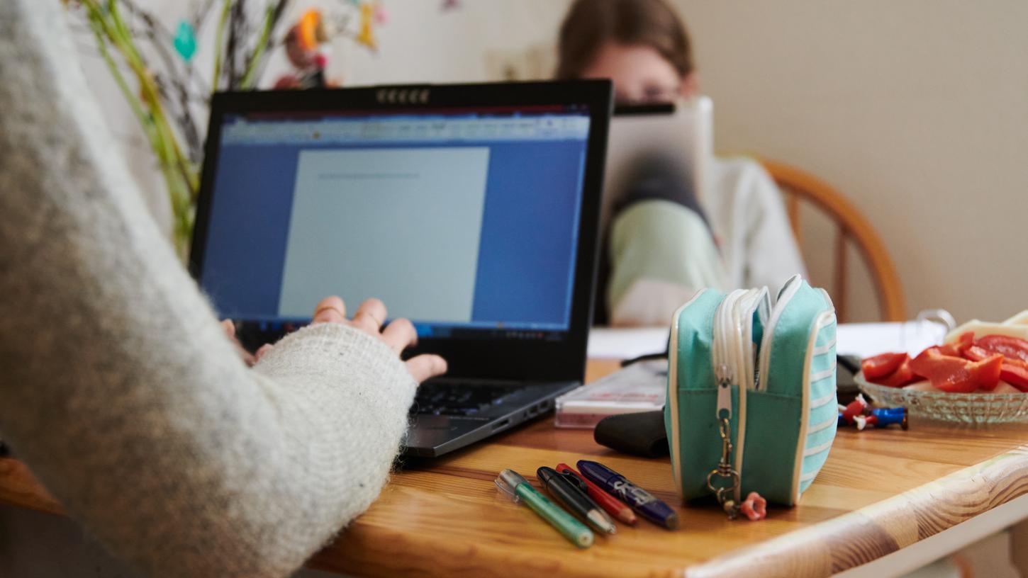 Für manche Arbeitnehmer bedeutet Homeoffice Entschleunigung, für andere ist es eine Zusatzbelastung - insbesondere, wenn nebenbei noch die Schule daheim gemeistert werden muss.
Für manche Arbeitnehmer bedeutet Homeoffice Entschleunigung, für andere ist es eine Zusatzbelastung - insbesondere, wenn nebenbei noch die Schule daheim gemeistert werden muss.