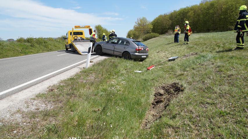 Fahrzeug landet im Straßengraben: Mutter und Kinder verletzt