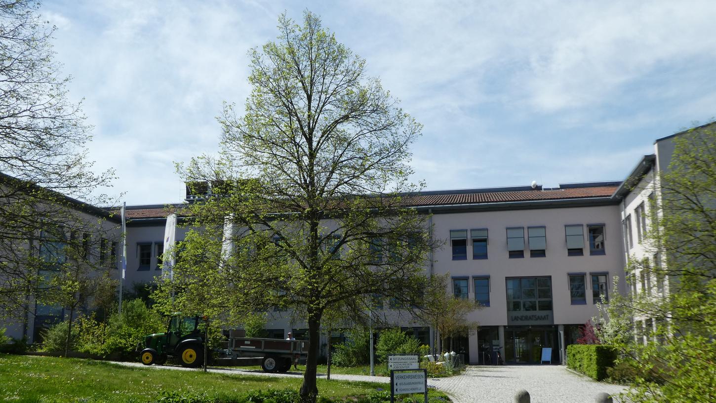 Im Mai 2019 wurde das 30-jährige Bestehen des Landratsamtes auf dem Buchberg gefeiert. Jetzt soll saniert und erweitert werden, was die Landtagsabgeordnete und Kreisrätin Gabi Schmidt kritisch betrachtet. Foto: o.n. Im Mai 2019 wurde das 30-jährige Bestehen des Landratsamtes auf dem Buchberg gefeiert. Jetzt soll saniert und erweitert werden, was die Landtagsabgeordnete und Kreisrätin Gabi Schmidt kritisch betrachtet. Foto: o.n.