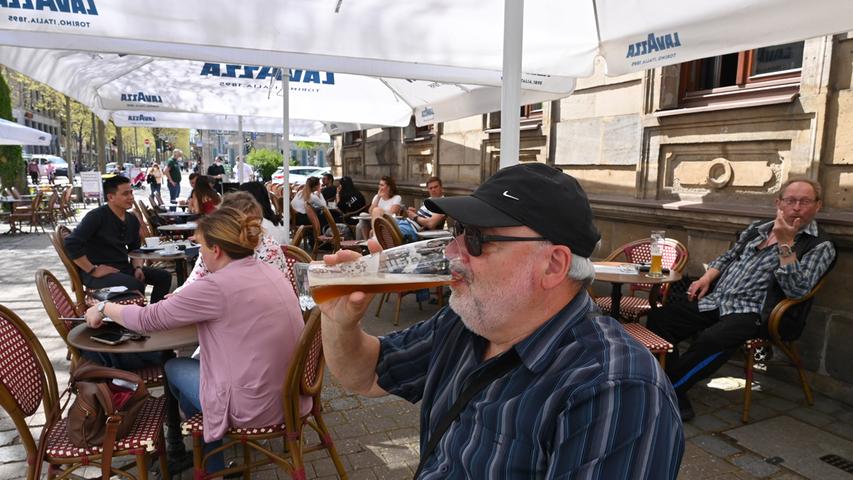 Ab 10. Mai gelten in Erlangen Lockerungen der Corona-Regeln im Bereich der Gastronomie, der Kultur und im Sport. Bei sommerlichen Temperaturen zog es ab Mittag die ersten Menschen in die Straßencafés und Biergärten.