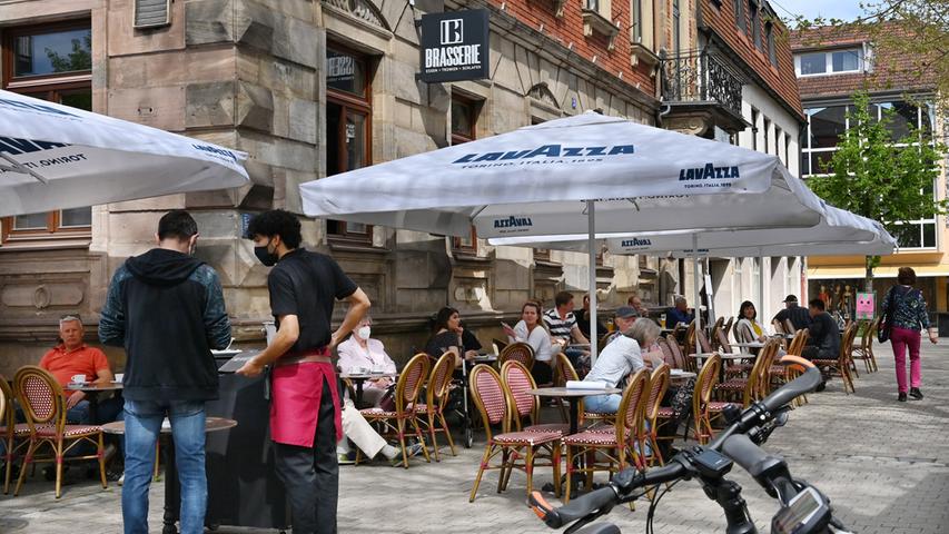 Ab 10. Mai gelten in Erlangen Lockerungen der Corona-Regeln im Bereich der Gastronomie, der Kultur und im Sport. Bei sommerlichen Temperaturen zog es ab Mittag die ersten Menschen in die Straßencafés und Biergärten.