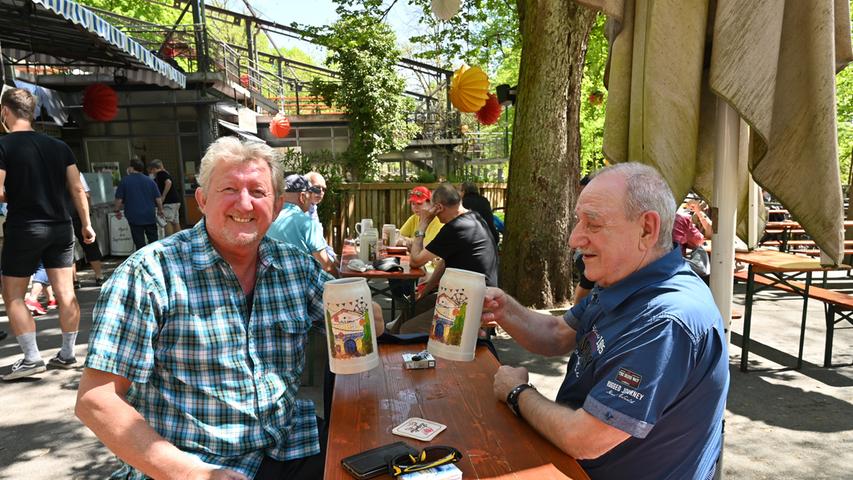 Seit 10. Mai hat die Außengastronomie in Erlangen wieder geöffnet. Der ausschlaggebende Faktor ist ein stabiler Inzidenz-Wert unter 100. Bereits mittags strömten die Bierfreunde zum Entlas Keller.