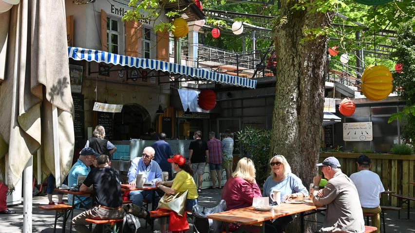 Seit 10. Mai hat die Außengastronomie in Erlangen wieder geöffnet. Der ausschlaggebende Faktor ist ein stabiler Inzidenz-Wert unter 100. Bereits mittags strömten die Bierfreunde zum Entlas Keller.