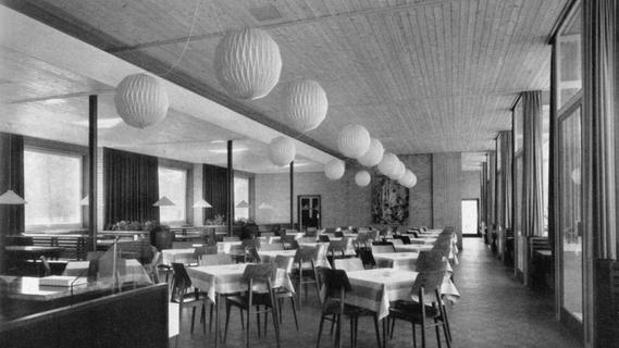 Schick der Wirtschaftswunderzeit: Hell, weit und freundlich empfing der große Gastraum des Stadtparkrestaurants bei der Neueinweihung 1957 die Besucherinnen und Besucher.