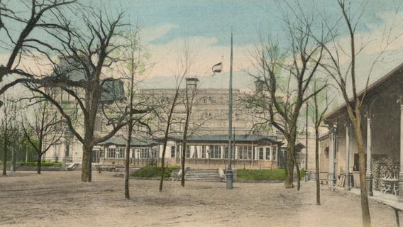 Auch ohne üppige Blätterpracht ein Genuss: Südfassade der Stadtpark-Restauration mit Gartenhalle (rechts) und Biergarten, um 1910.
