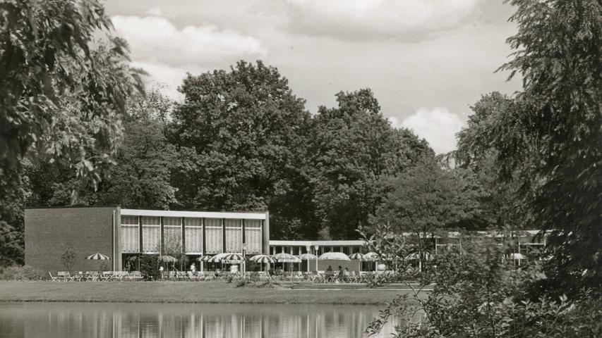Die filigrane Architektur des neuen Stadtparkrestaurants wirkt auf dieser Ansichtskarte von 1961 wie die ideale Szenerie für einen Schlagerfilm.