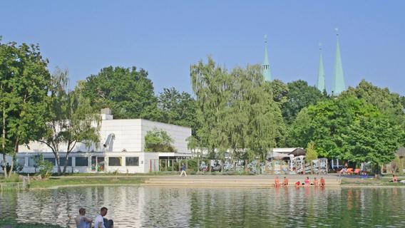 Nach dem letzten Umbau 1968 bis 1970 zeigt sich das Stadtparkrestaurant heute als „White Cube“ mit durchaus reizvollen Details im Grün der Parklandschaft.
Nach dem letzten Umbau 1968 bis 1970 zeigt sich das Stadtparkrestaurant heute als „White Cube“ mit durchaus reizvollen Details im Grün der Parklandschaft.