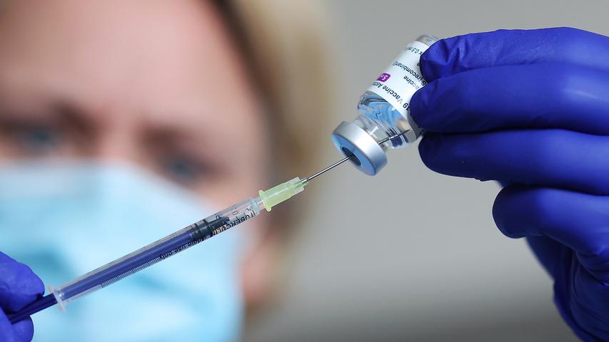 Eine Ärztin präpariert eine Spritze mit dem Impfstoff AstraZeneca im Impfzentrum des polizeiärztlichen Dienstes Sachsen-Anhalt. Auch Deutschland setzte Corona-Impfungen mit dem Präparat des Herstellers Astrazeneca vorsorglich aus. 