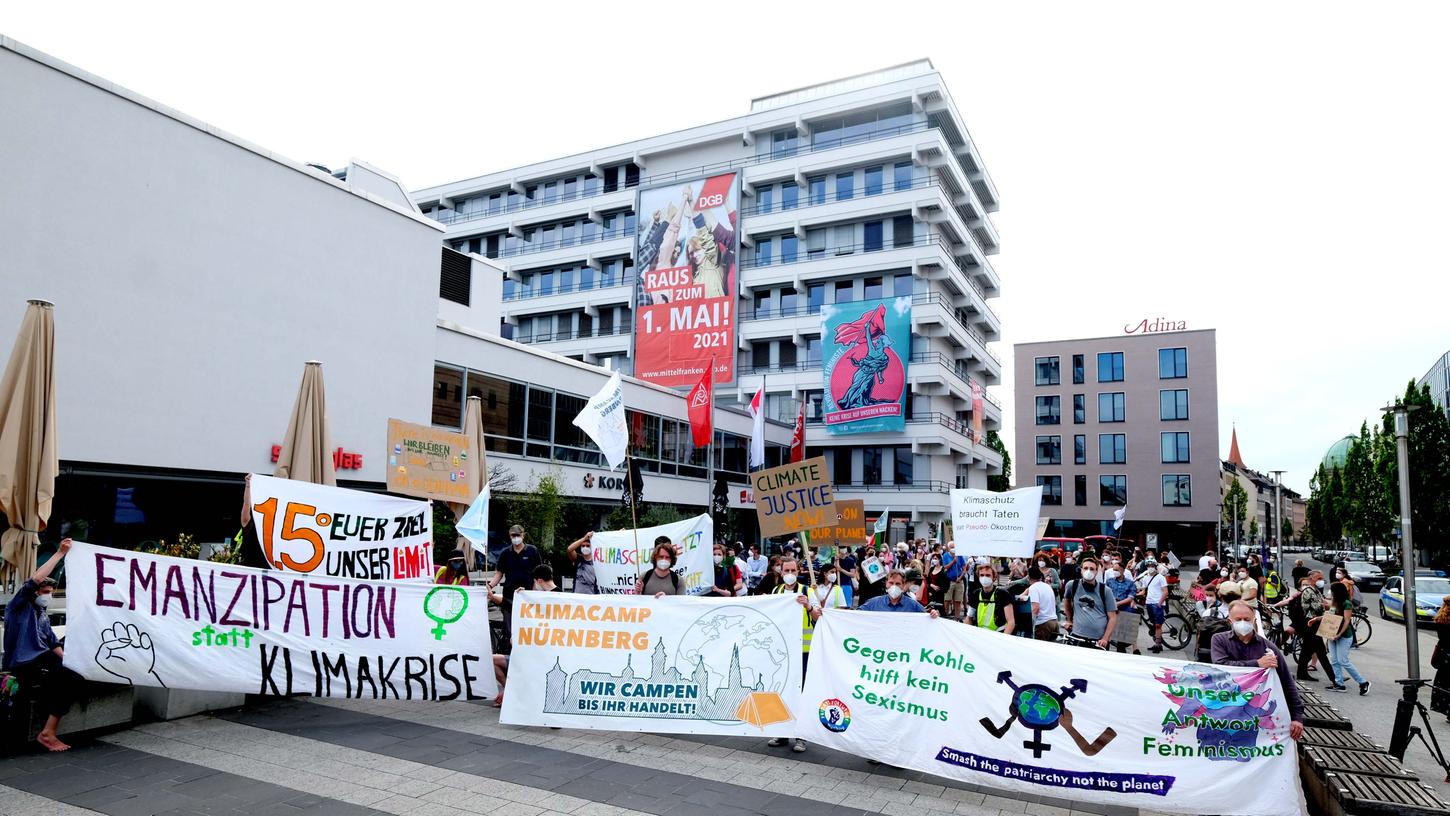 Die Dauermahnwache für besseren Klimaschutz besteht seit 250 Tagen. Das feierten die Klimacamper mit einer Kundgebung in der Nürnberger Innenstadt. Sie wollen noch lange durchhalten.