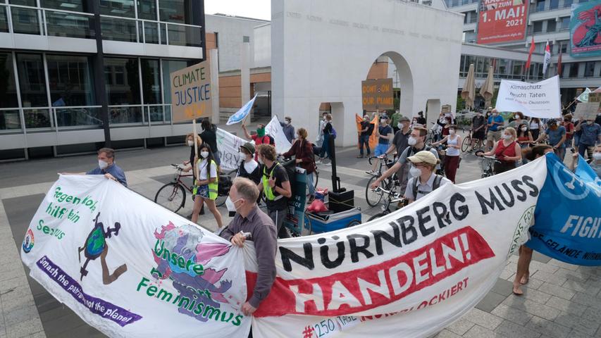 Nürnberg , am 10.05.2021
Ressort: Lokales 
Foto: Roland Fengler
Kornmarkt,

Klimacamp organisiert Demo zum 250. Bestehungstag des Camps,
Demo KOrnmarkt
