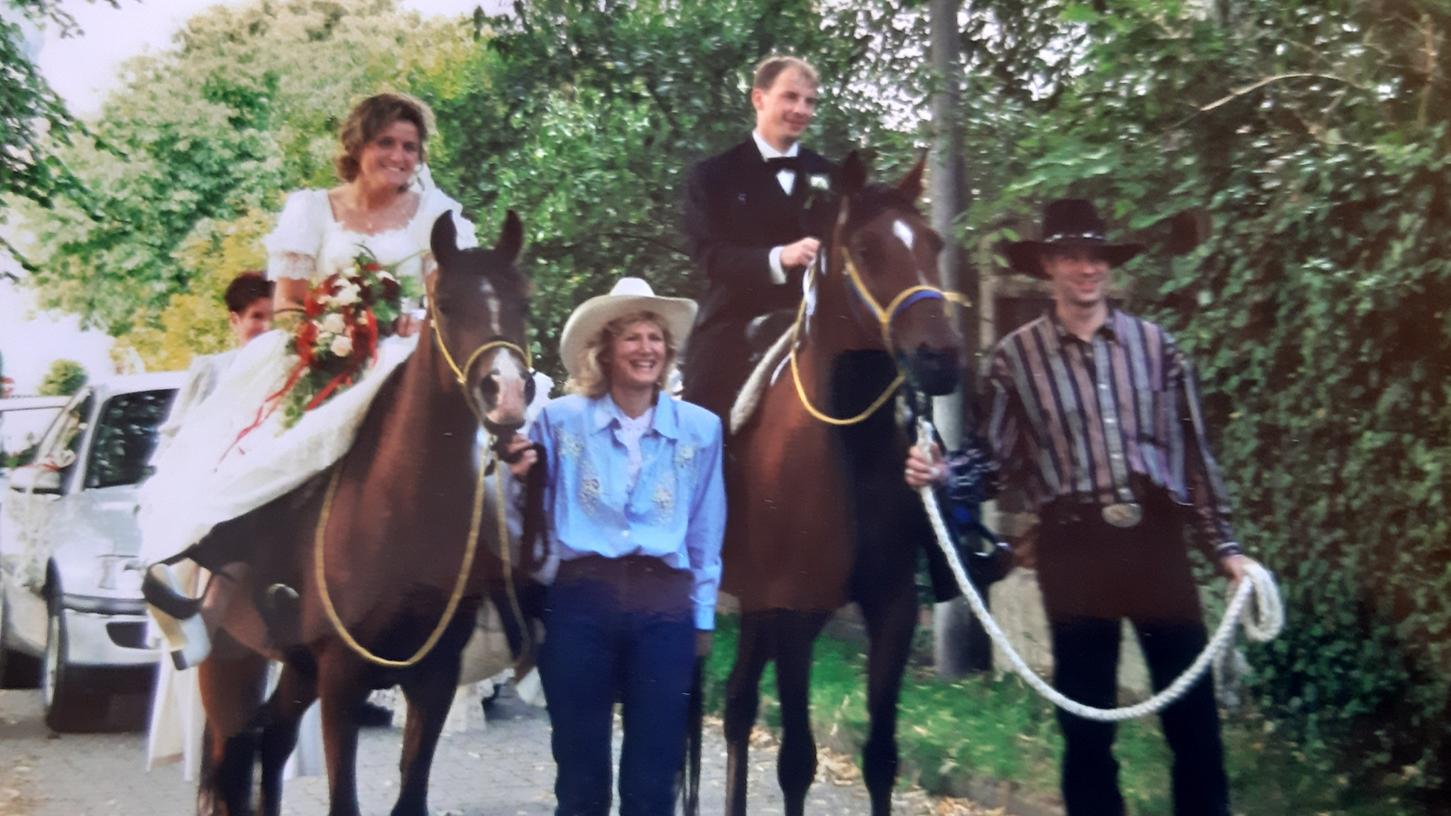 So hat sich das Brautpaar damals auf den Weg zum Altar gemacht. Dass die Pferde sie dorthin bringen werden, hat sie selbst überrascht. So hat sich das Brautpaar damals auf den Weg zum Altar gemacht. Dass die Pferde sie dorthin bringen werden, hat sie selbst überrascht.