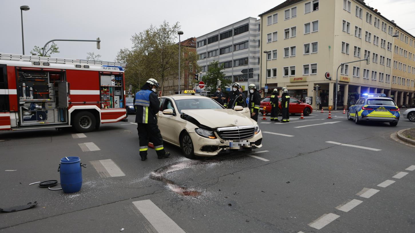 Am Montagabend kam es im Kreuzungsbereich Fürther Straße Kernstraße zu einem Verkehrsunfall.
Am Montagabend kam es im Kreuzungsbereich Fürther Straße Kernstraße zu einem Verkehrsunfall.