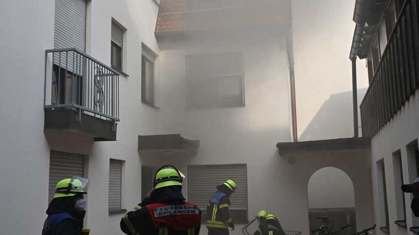 Flammen in Erlanger Küche: Bewohnerin erlitt Rauchgasvergiftung