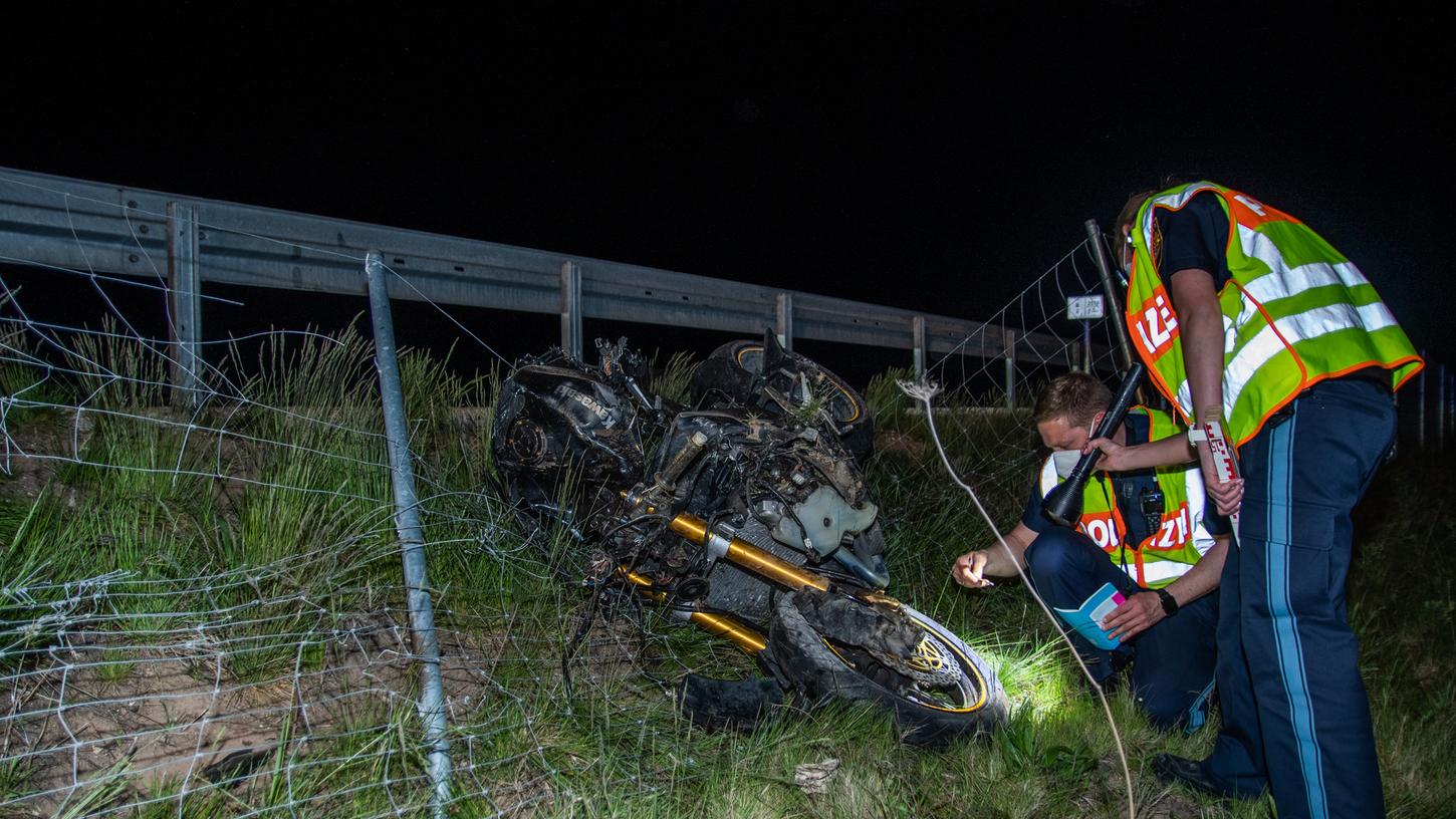 Das Motorrad kam nach dem Unfall in einem Zaun neben der B2 zum Liegen.