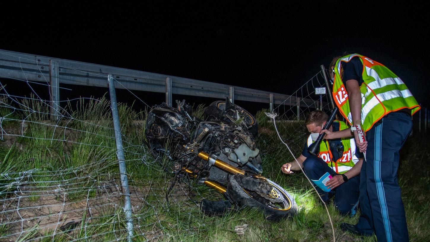 Das Motorrad kam nach dem Unfall in einem Zaun neben der B2 zum Liegen.
Das Motorrad kam nach dem Unfall in einem Zaun neben der B2 zum Liegen.
