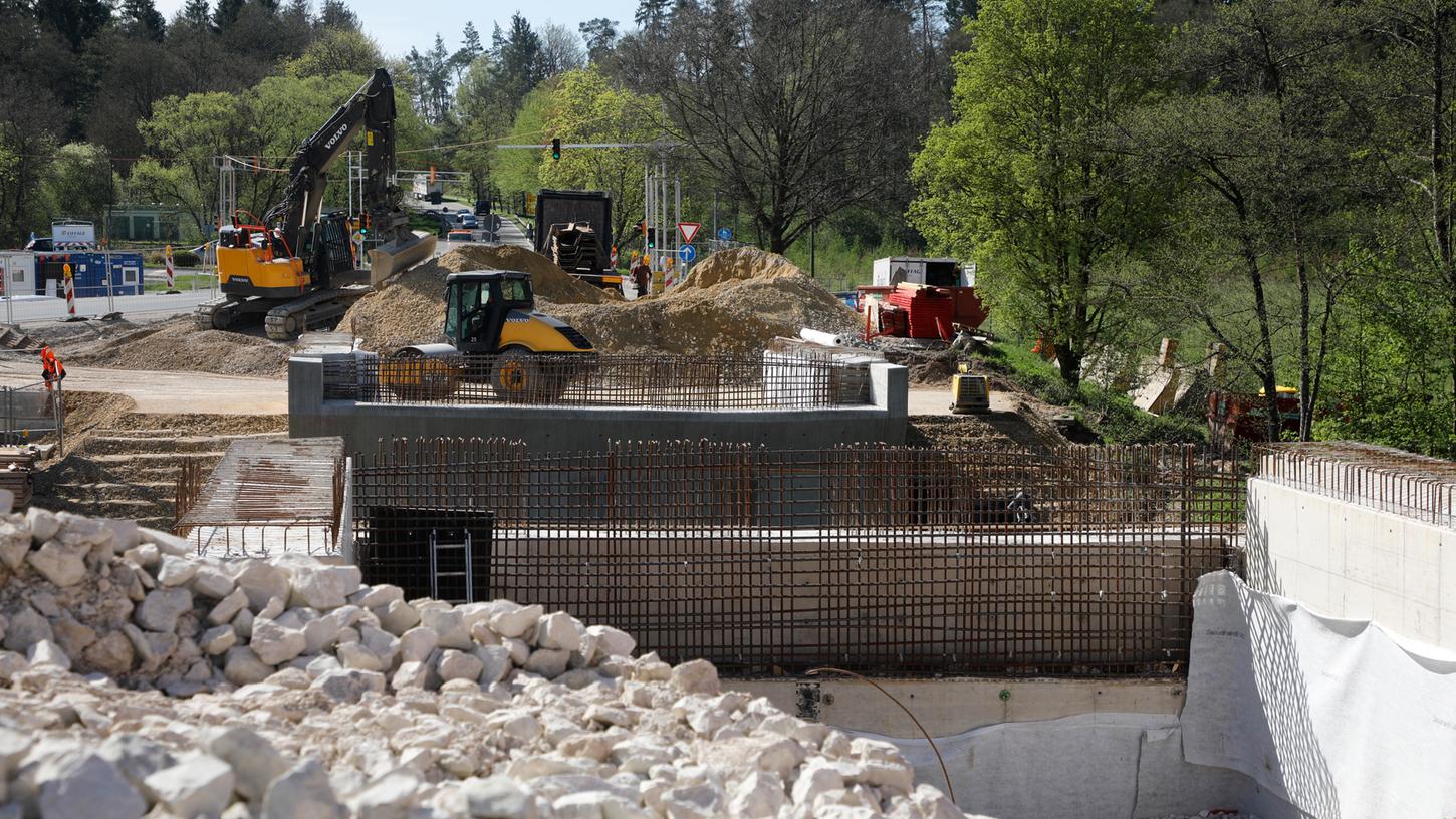 Die Verkehrsbeeinträchtigungen bei der Schwarzachbrücke für die Fahrtrichtung Neumarkt beginnen am Freitag, 14. Mai, ab 19 Uhr und am Samstag, 15. Mai, ab 10 Uhr.
Die Verkehrsbeeinträchtigungen bei der Schwarzachbrücke für die Fahrtrichtung Neumarkt beginnen am Freitag, 14. Mai, ab 19 Uhr und am Samstag, 15. Mai, ab 10 Uhr.