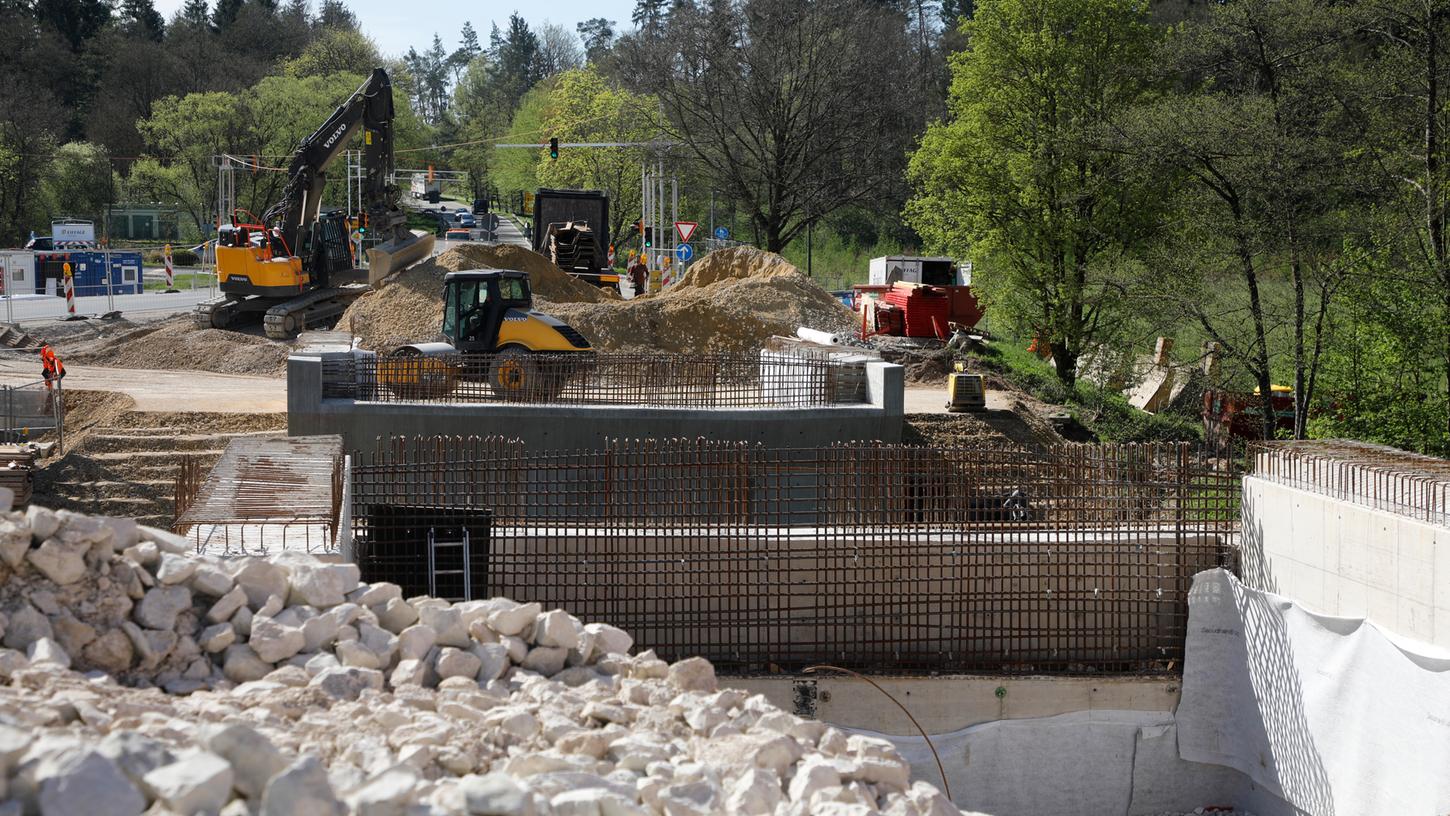 Die Verkehrsbeeinträchtigungen bei der Schwarzachbrücke für die Fahrtrichtung Neumarkt beginnen am Freitag, 14. Mai, ab 19 Uhr und am Samstag, 15. Mai, ab 10 Uhr.